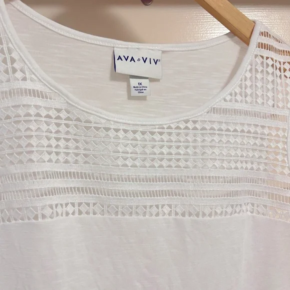 Long White Tank with Patterned Cut-Out Yoke, size 1X, NWT - Picture 2 of 4